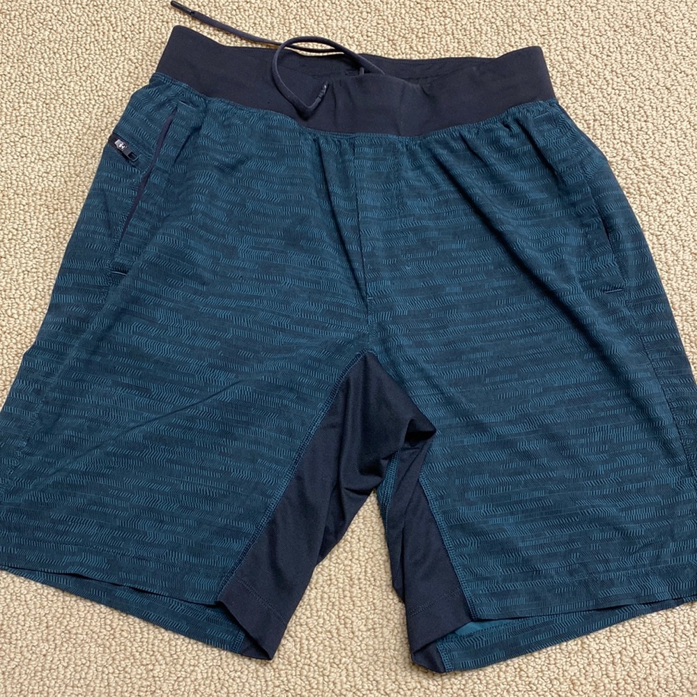 Men’s lululemon size Medium athletic shorts. 17 inch. Green/black